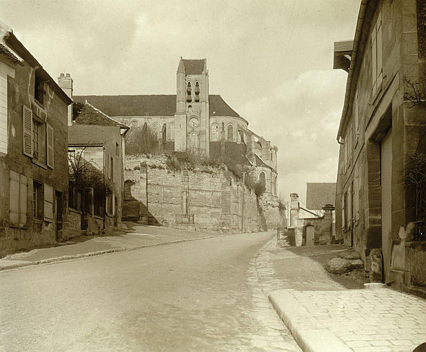 Eglise : chevet et clocher côté sud pris d'une rue du village