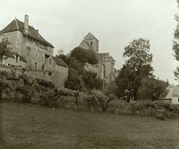 Eglise et maisons du village prise d'un jardin