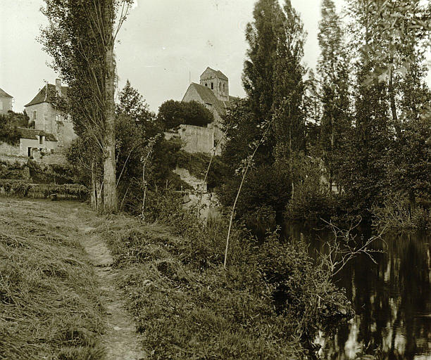 Vue prise d'un chemin bordant la Creuse