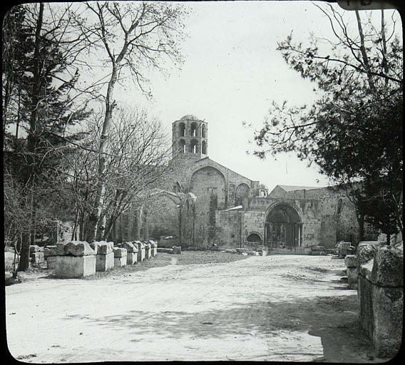 Eglise Saint-Honorat prise de l'allée de sarcophages