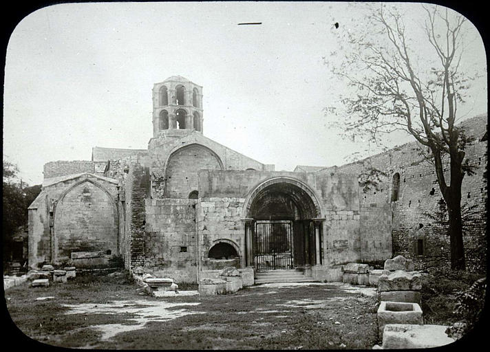 Eglise Saint-Honorat : ruines de la façade ouest