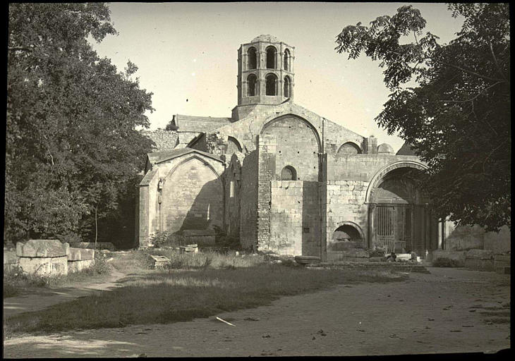 Eglise Saint-Honorat : ruines de la façade ouest