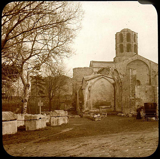 Eglise Saint-Honorat prise de l'allée de sarcophages