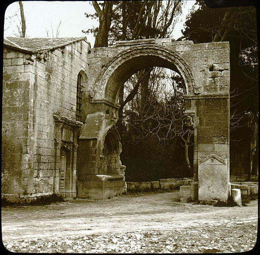 Arc de Saint-Césaire