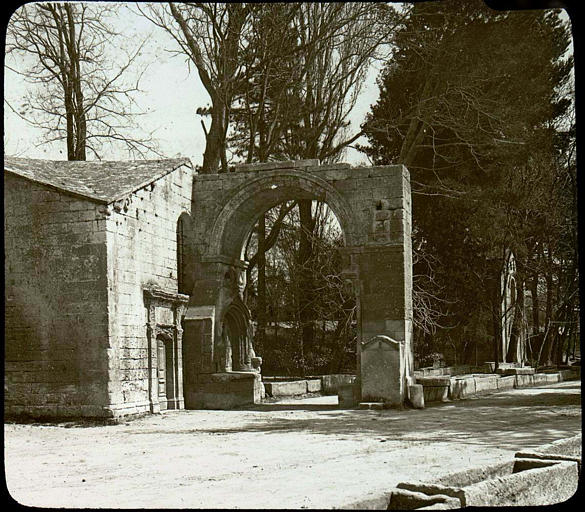 Arc de Saint-Césaire