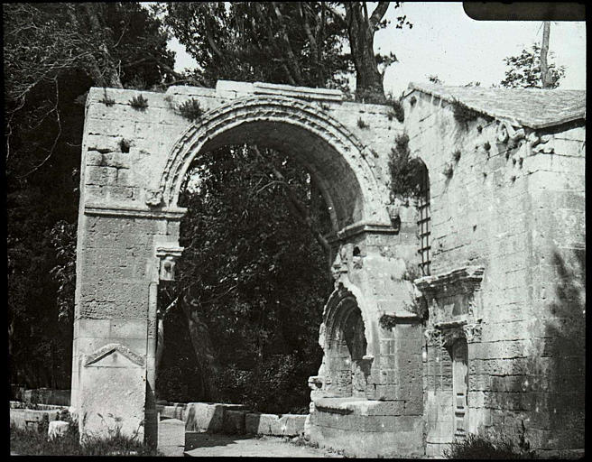 Arc de Saint-Césaire