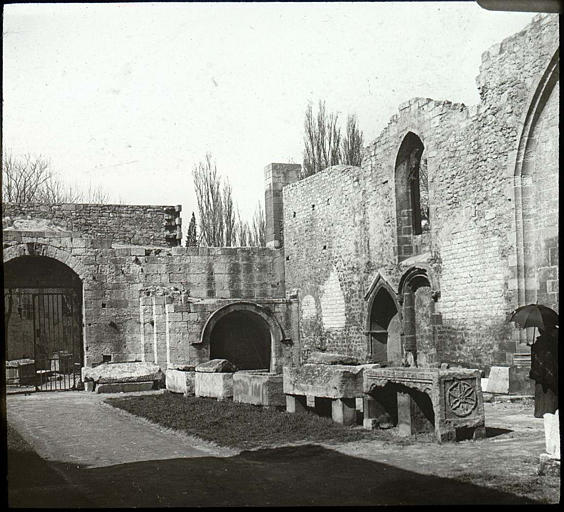 Chapelle d'Alleins : cour intérieure avec des sarcophages