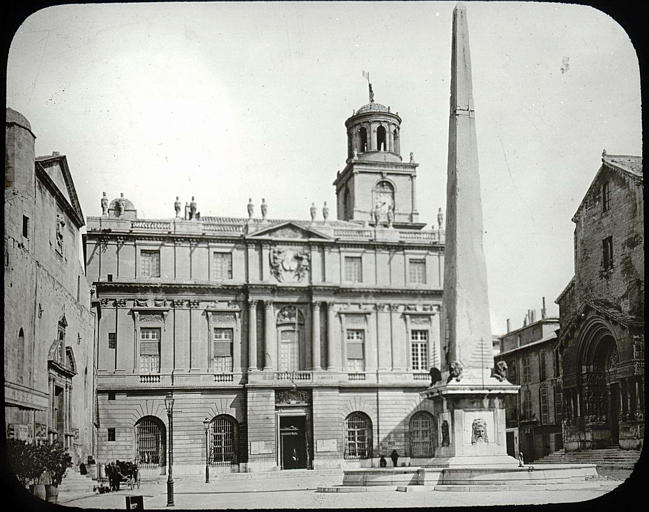 Façade sur la place