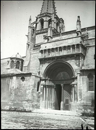 Façade sud : grand portail et clocher