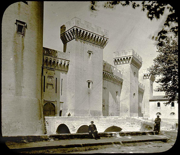 Tours à mâchicoulis et pont-levis