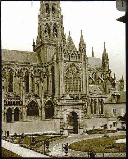 Partie sud du transept vue d'un jardin