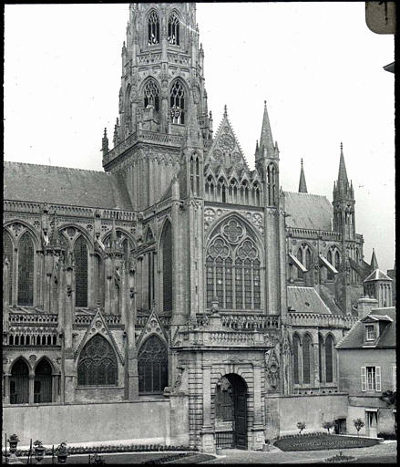 Vue partielle de la façade sud, le transept