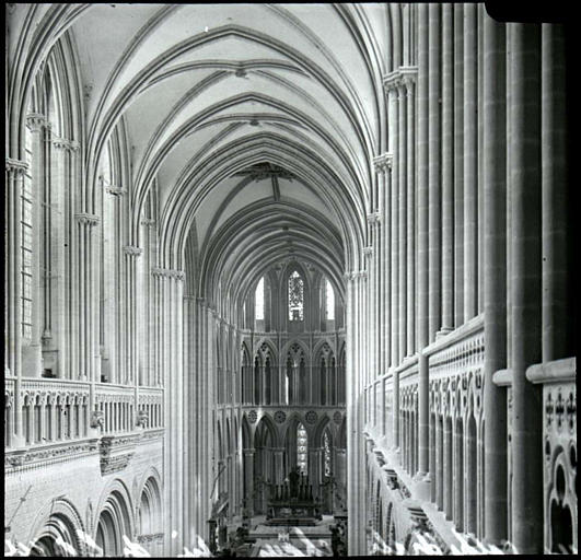 Vue intérieure de la nef vers le choeur, prise de la tribune d'orgue