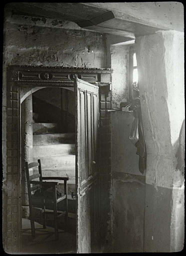 Intérieur, porte d'escalier