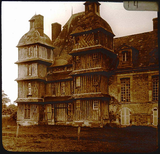 Bâtiment à colombages, côté nord