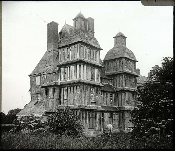 Bâtiment à colombages, côté nord