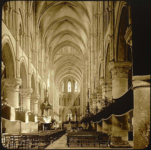 Vue intérieure de la nef vers le choeur