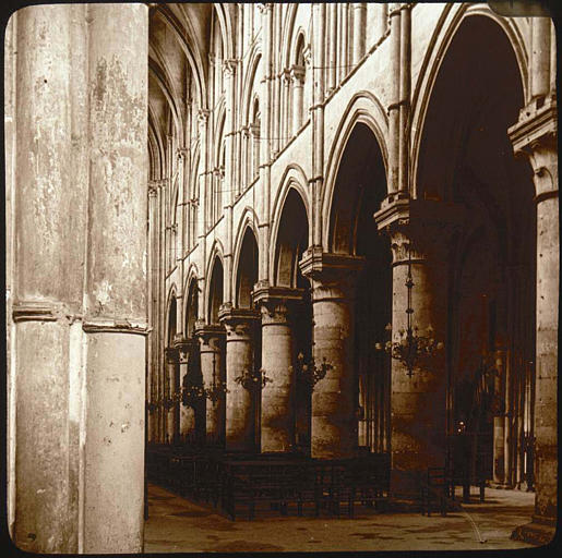 Vue intérieure de la nef, côté sud : grandes arcades