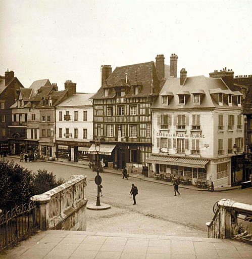 Vue d'ensemble prise du perron de l'église Saint-Jacques