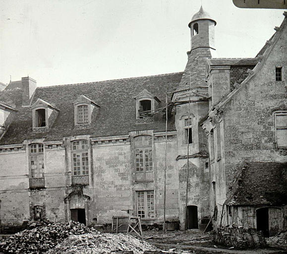 Façades sur la cour intérieure, en travaux