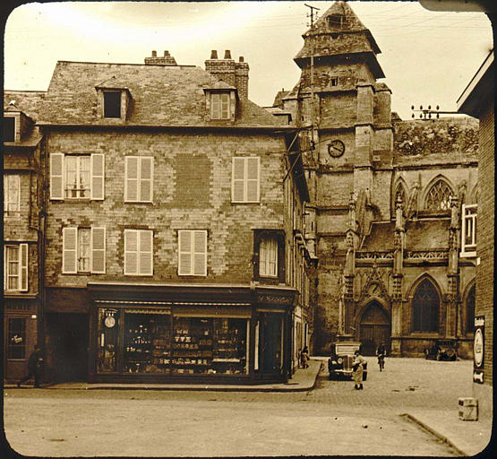 Façade sud prise d'une petite place