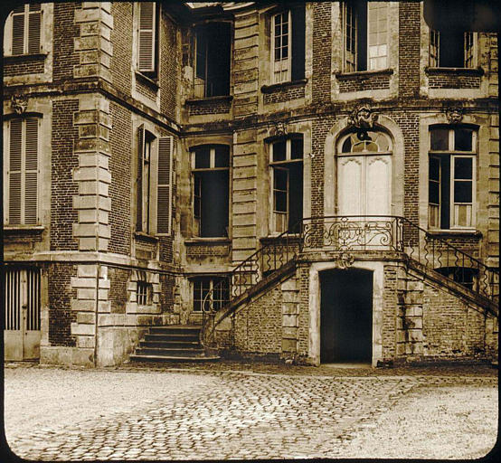 Façade principale : perron d'entrée