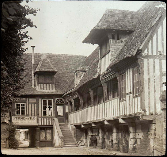 Vue d'ensemble, angle des façades sur la cour