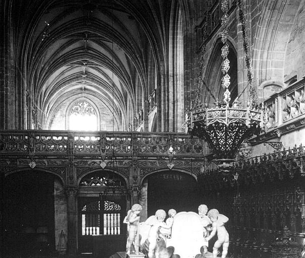 Vue intérieure du choeur, prise des stalles