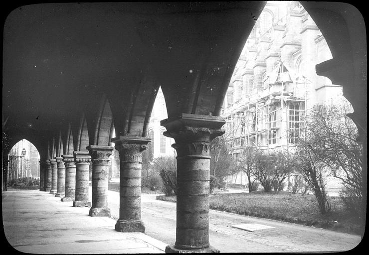 Bâtiment avec portique : vue intérieure de la galerie