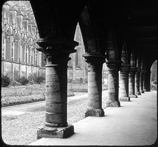 Bâtiment avec portique : vue intérieure de la galerie