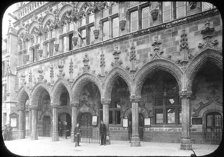 Façade principale : arcades du rez-de-chaussée