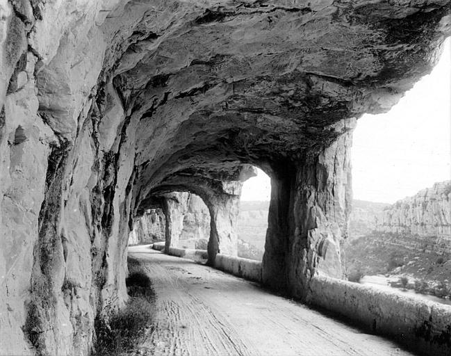 Route dans le défilé de Ruoms