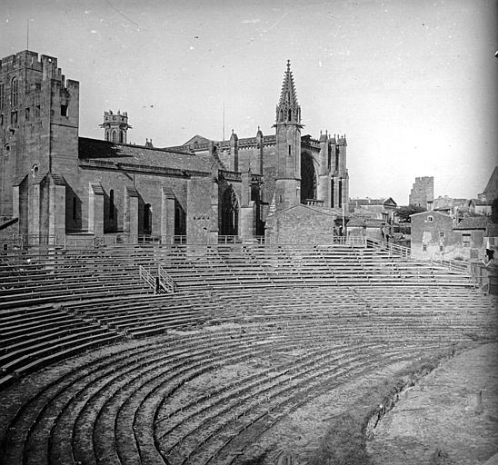 Ensemble sud de l'église et gradins du théâtre