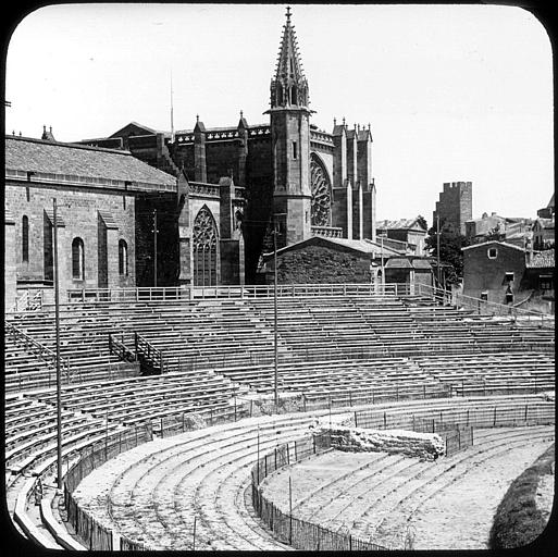 Ensemble sud de l'église et gradins du théâtre