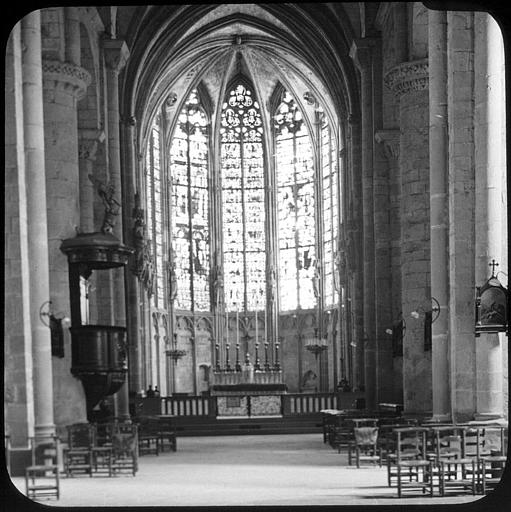 Vue intérieure de la nef et du choeur