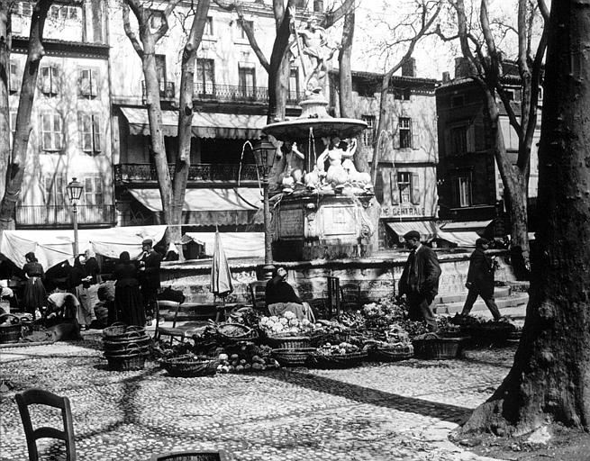 Ville basse : le marché autour de la fontaine