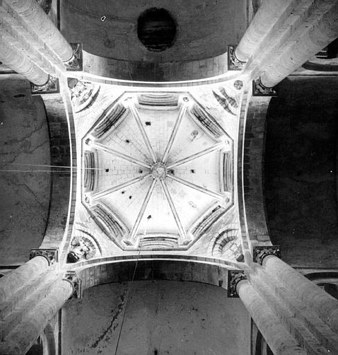 Vue intérieure à la croisée du transept : coupole (vue verticale)