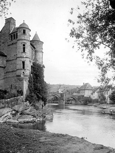 Vue perspective prise des bords du Lot