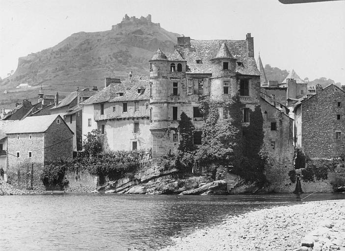 Façade sur le Lot. Le château de Calmont d'Olt en arrière-plan