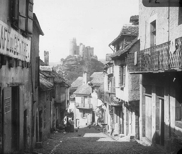 Vue prise d'une rue du bourg