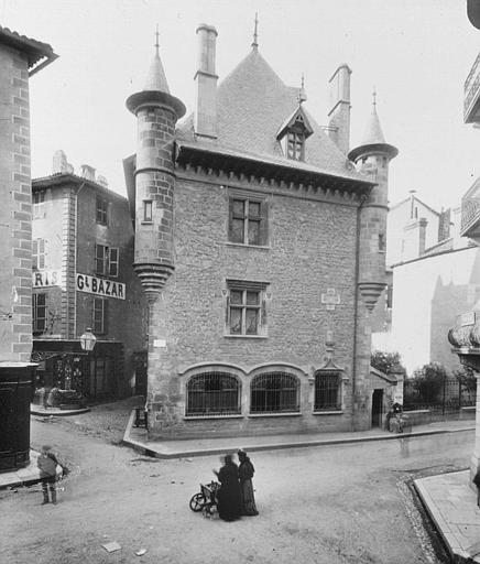 Façade sur la place