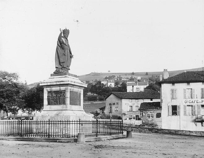 Vue d'une place avec statue