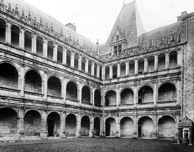 Cour intérieure : galeries Renaissance et puits