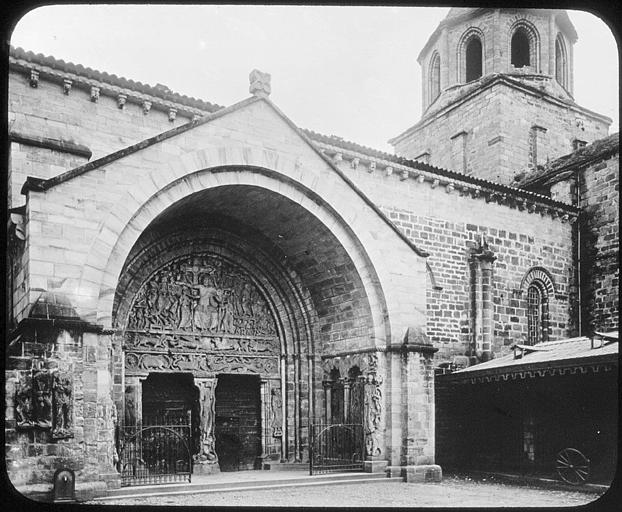 Eglise : façade sud et clocher