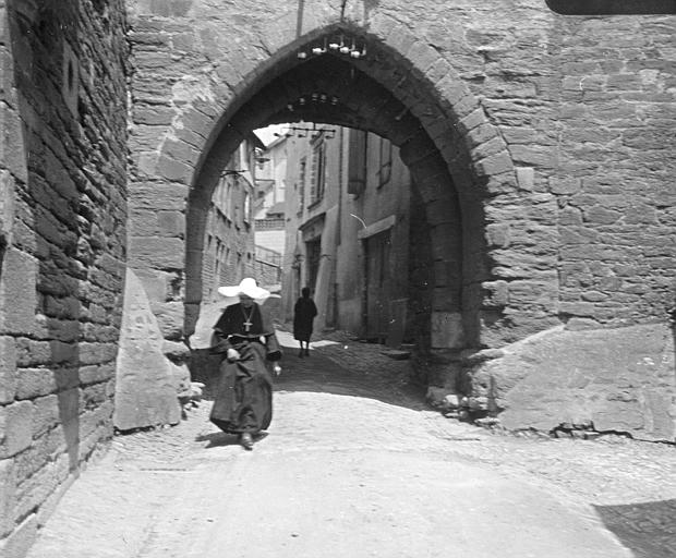 Porte : religieuse passant sous l'arc