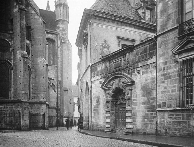 Façade sur rue et porche d'entrée