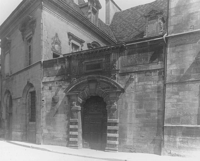 Façade sur rue et porche d'entrée