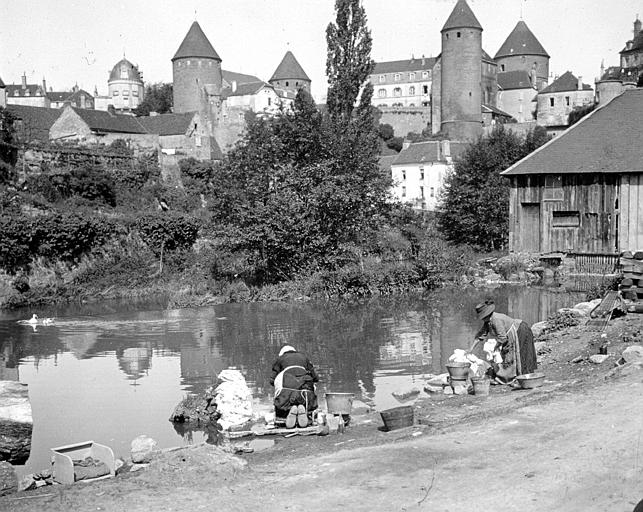 Vue générale prise des bords de l'Armançon, femmes lavant le linge