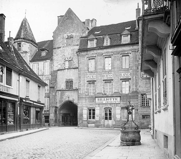 Vue d'ensemble des maisons environnantes, enseignes commerciales