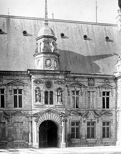 Façade sur rue : porte d'entrée